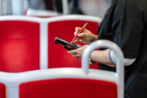 Bahnfahrkarte nicht dabei? Nachreichen spart Geld