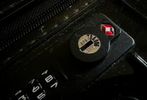 Soll ich meinen Koffer vor dem Flug abschließen?