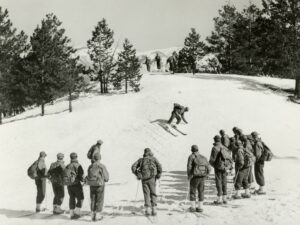Wie eine Eliteeinheit das Skifahren zum Breitensport machte