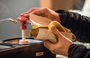 Essen ins Flugzeug mitnehmen: Geht auch Bratwurst? Klar!
